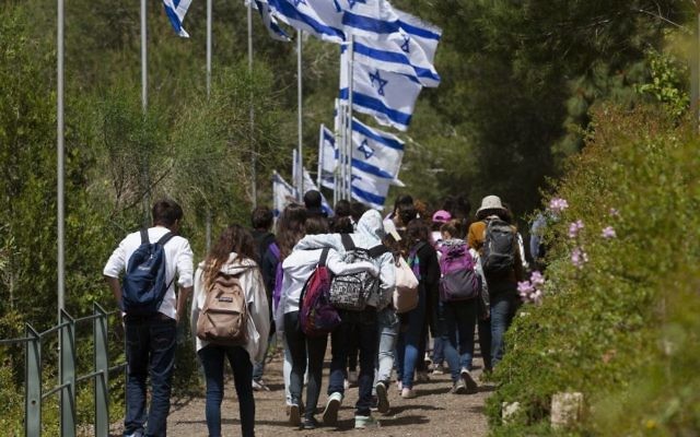 Des jeunes Israéliens se rendent au Mont Herzl, à partir de Yad Vashem, le 10 avril 2013 (Crédit : Flash90) Des jeunes Israéliens se rendent au Mont Herzl, à partir de Yad Vashem, le 10 avril 2013 (Crédit : Flash90)