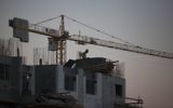 Des ouvriers travaillent sur un  chantier dans le quartier Har Homa, au sud-est de Jérusalem, le 27 octobre 2013. (Crédit : Flash90)