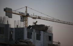 Des ouvriers travaillent sur un  chantier dans le quartier Har Homa, au sud-est de Jérusalem, le 27 octobre 2013. (Crédit : Flash90)