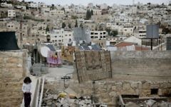 Une petite Palestinienne joue sur les toits de Hébron, le 7 novembre 2013 (Crédit : Miriam Alster/FLASH90)