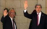 Le négociateur en chef palestinien Saeb Erekat (à gauche) et le secrétaire d'Etat américain John Kerry avant une réunion avec le président de l’Autorité palestinienne, Mahmoud Abbas, à Ramallah en Cisjordanie, le 4 janvier 2014. (Crédit : Issam Rimawi/Flash90)