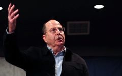 Le ministre israélien de la Défense, Moshe Yaalon, s'adresse à des étudiants israéliens lors de sa visite dans la ville d'Ofakim, le 14 janvier 2014 (Crédit : Ariel Hermoni/Ministère de la Défense/FLASH90)