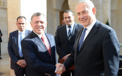 Le Premier ministre Benjamin Netanyahu, à droite, rencontrant le roi Abdallah II de Jordanie, en Jordanie, en janvier 2014. (Crédit : Kobi Gideon/Bureau du Premier ministre/Flash90/Dossier)