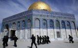 La police israélienne au Dome du Rocher lors des manifestations des Palestiniens, le 7 février 2014 (Crédit : Sliman Khader/Flash 90)