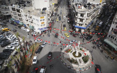 Vue sur la place principale, au cœur de Ramallah en Cisjordanie. (Crédit : Hadas Parush/Flash 90)