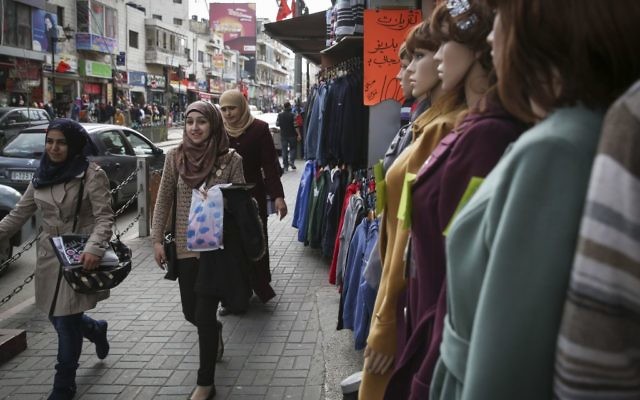 Une rue marchande de la ville de Ramallah en Cisjordanie (Crédit : Hadas Parush/Flash 90)