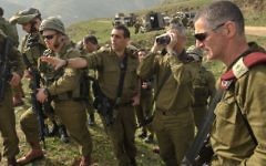 Le chef d'Etat-major de l’armée israélienne Benny Gantz lors d'une patrouille à Ramat Ha Golan, au nord d’Israël, le 23 février 2014 (Crédit : Porte-parole de l’armée israélienne/Flash90)