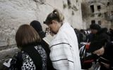 Une femme de l'organisation Neshot Hakotel porte les téfillines et le talith, normalement réservés aux hommes juifs orthodoxes, au Mur occidental, 3 mars 2014 (Crédit : Miriam Alster/FLASH90)