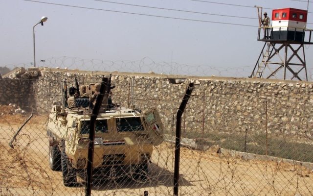 Des soldats égyptiens patrouillent au poste de frontière de Rafah, entre la bande de Gaza et l'Egypte, le 5 mars 2014 (Crédit : Abed Rahim Khatib/Flash90) Des soldats égyptiens patrouillent au poste de frontière de Rafah, entre la bande de Gaza et l'Egypte, le 5 mars 2014 (Crédit : Abed Rahim Khatib/Flash90)