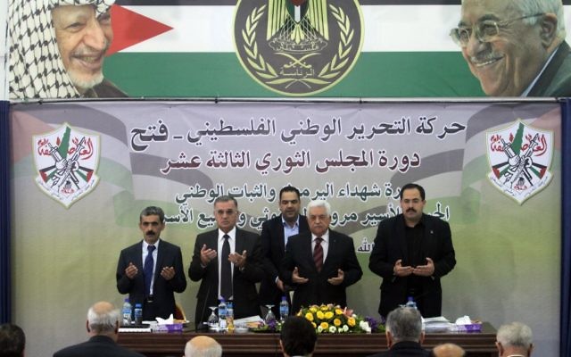 Le président de l’Autorité palestinienne, Mahmoud Abbas, prie lors d'un rassemblement de son parti, le Fatah, à Ramallah, le 10 mars 2014 (Crédit : Issam Rimawi/Flash 90) Le président de l’Autorité palestinienne, Mahmoud Abbas, prie lors d'un rassemblement de son parti, le Fatah, à Ramallah, le 10 mars 2014 (Crédit : Issam Rimawi/Flash 90)