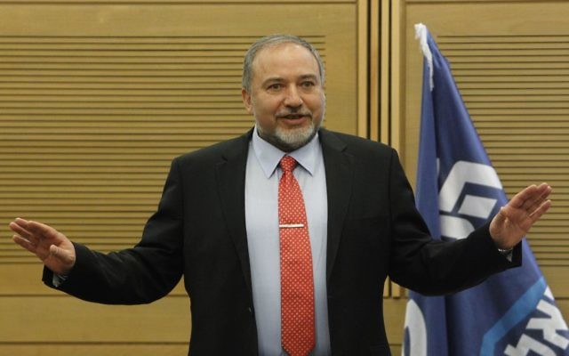 Le ministre des Affaires étrangères Avigdor Liberman lors d'une réunion de la faction Likud Beytenu à la Knesset, le 11 mars 2014 (Crédit : Miriam Alster/FLASH90) Le ministre des Affaires étrangères Avigdor Liberman lors d'une réunion de la faction Likud Beytenu à la Knesset, le 11 mars 2014 (Crédit : Miriam Alster/FLASH90)