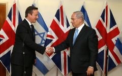 Le Premier ministre britannique David Cameron rencontre son homologue israélien Benjamin Netanyahu, le 12 mars 2014. (Crédit : Amit Shabi/POOL/Flash90)