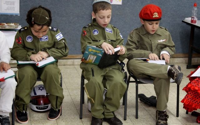 Les enfants juifs orthodoxes se seraient tous subitement engagés dans l’armée... (Crédit : Gershon Elinson/FLASH90) Les enfants juifs orthodoxes se seraient tous subitement engagés dans l’armée... (Crédit : Gershon Elinson/FLASH90)