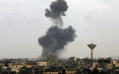 De la fumée s’élève après un raid israélien au sud de la bande de Gaza en 2012 (Crédit : Abed Rahim Khatib/Flash90)
