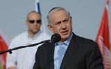 Le Premier ministre israélien Benjamin Netanyahu aux funérailles de Meir Har Zion, un membre de l’unité de force 101 de l’armée israélienne, le 16 mars 2014 (Crédit : Avi Ohayon/GPO/FLASH90)