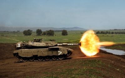 Un tank Merkava de l’armée israélienne tire lors d'un exercice dans le plateau du Golan en 2008 (Crédit : Neil Cohen/Porte-parole de l’armée israélienne via Wikimedia Commons)