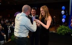 Le capitaine Ziv Shilon enfile une bague de fiançailles au doigt de sa fiancée, Adi Sitbon, lors d'un évènement des FIDF à Hollywood en Floride. (Crédit : Carlos Chattah/JTA)