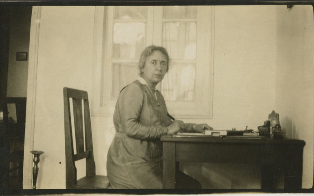 Henrietta Szold, la fondatrice de Hadassah, à son domicile à Jérusalem (Crédit : Center for Jewish History/Wikimedia Commons)