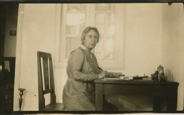 Henrietta Szold, la fondatrice de Hadassah, à son domicile à Jérusalem (Crédit : Center for Jewish History/Wikimedia Commons)