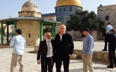 Le ministre Uri Ariel sur le mont du Temple, le 16 mars 2014. (Crédit : bureau du porte-parole d'Uri Ariel)