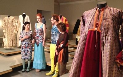 La créatrice de mode Frau Blau explique comment une robe de Bagdad du 18ème siècle l'a inspirée (Crédit : Jessica Steinberg/Times of Israel)