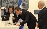 Le Premier ministre britannique David Cameron (au milieu), Dr Sharona Even-Ram (à gauche) et le président israélien Shimon Peres (Crédit : Mark Neiman/GPO)