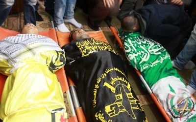 Le corps des trois Palestiniens tués à Jenine le 22 mars 2014 (Crédit : AFP/Jaafar Ashtiyeh)