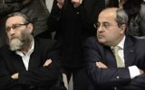 Le député arabe israélien Ahmed Tibi (à droite) assis aux côtés de Moshe Gafni à un meeting de l'opposition à la Knesset (Crédit : Tomer Neuberg/Flash90)