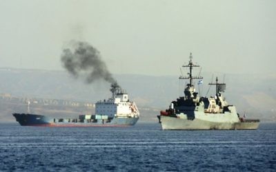 Le navire Klos-C (à gauche) escorté par un bateau de la marine israélienne (Crédit : Flash 90)