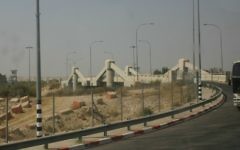 Le poste-frontière Allenby, entre la Jordanie et la Cisjordanie. (Crédit : Abutoum/WikiCommons)