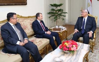 Le président égyptien par intérim Adly Mansour (à droit) avec le ministre des Affaires étr. Nabil Fahmy (G) et le ministre des Affaires étr. libanais Gebran Bassil (centre) (Crédit : AFP)