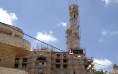 Le site en cours de construction de la mosquée d'Abu Gosh (Crédit : Elhanan Miller/Times of Israel)