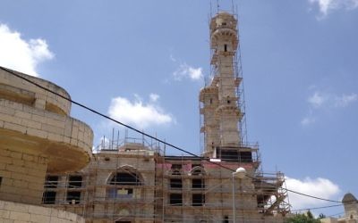Le site en cours de construction de la mosquée d'Abu Gosh (Crédit : Elhanan Miller/Times of Israel)