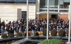 Les diplomates israéliens arborant un drapeau noir au ministère des Affaires étrangères à Jérusalem le  19 mars (Crédit : Autorisation du syndicat des employés du ministère des Aff. étr.)