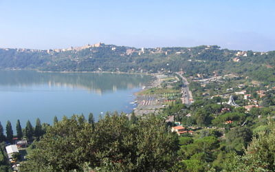 Les jardins de Castel Gandolfo avec vue sur le lac d'Albano (Crédit : Wikimedia Commons/CC BY-SA 3.0)