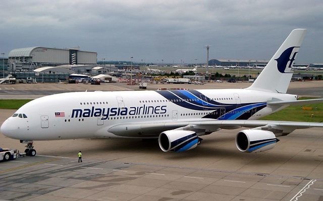 Image illustrant un avion de la compagnie Malaysia Airlines (Crédit : CC BY Channelsking/Wikimedia Commons)