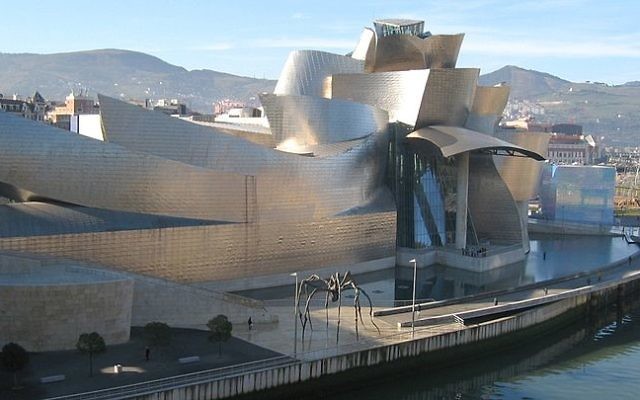 Musée Guggenheim à Bilbao (Crédit : Wikimedia commons)