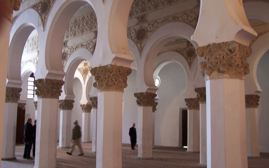 Des colonnes à l’intérieur de la synagogue de Toledo, Espagne, juin 2008 (Crédit : Zmorgan/domaine publique/Wikimedia Commons)
