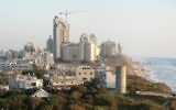 Vue sur le nord de Netanya (Crédit : CC BY James Emery/Wikimedia Commons)