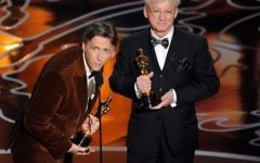 Nick Reed (à gauche) et Malcolm Clarke recevant l'oscar pour le Meilleur court Documentaire pour 'The Lady in Number 6 à Hollywood (Crédit : AFP/Kevin Winter/Getty Images)