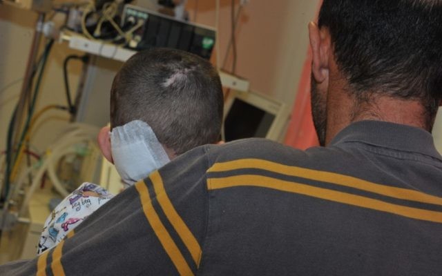 Nihad et son père à l'hôpital Western Galilee à Nahariya (Crédit : autorisation de l'hôpital Western Galilee à Nahariya) Nihad et son père à l'hôpital Western Galilee à Nahariya (Crédit : autorisation de l'hôpital Western Galilee à Nahariya)
