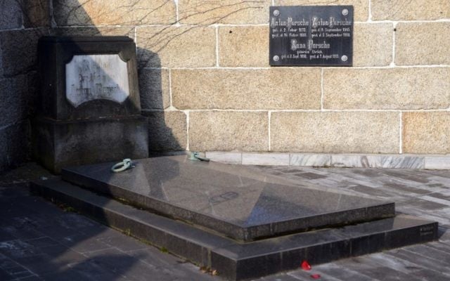 La tombe des parents de Ferdinand Porsche à Vratislavice (Crédit : AFP/Michal Cizek)