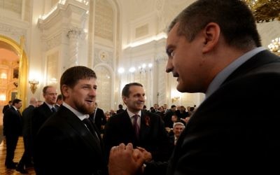 Ramzan Kadyrov, le président tchétchène (à droite) et le Premier ministre de Crimée (à gauche) Sergueï Aksyonov (Crédit :  AFP/Kirill Kudryavtsev)