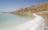Rivage salé de la mer Morte (Crédit : Ian et Wendy Sewell/Wikimedia commons)