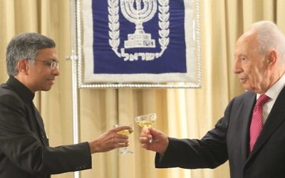 Shimon Peres et Jaideep Sarkar ambassadeur indien en Israël (Crédit : Isaac Harari/Flash90)
