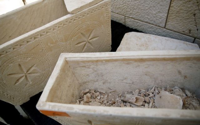 Tombes pillées (Crédit : AFP)