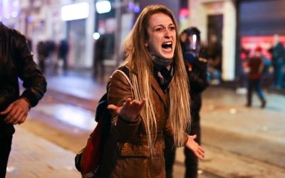 Une jeune manifestante turque criant contre la police le 13 mars 2014 (Crédit : AFP)