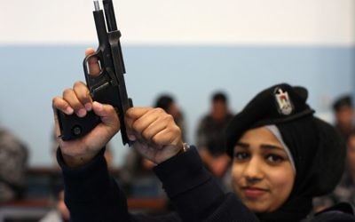 Une jeune policière palestinienne à un entraînement pour intégrerune force anti-émeute (Crédit : Abbas Momani/AFP)