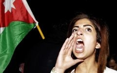 Une Jordanienne criant des slogans anti-israéliens devant l'ambassade d'Israël en Jordanie le 10 mars 2014 (Crédit : Flash 90)
