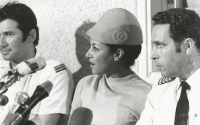 Uri Bar-Lev (à droite), Janet Darmijan et Abraham Eizenov lors d'une conférence de presse après leur retour en Israël - septembre 1970 (Crédit : autorisation archives El Al)